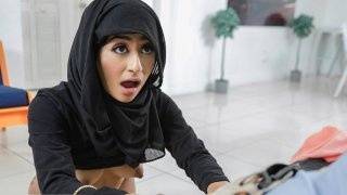 Petite Muslim hottie Binky Beaz shows off her oral skills to her neighbor - redwap.me on pornlista.com