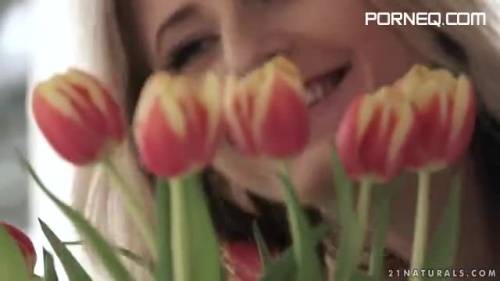 Flowers in the morning are a great way to seduce the beauty - new.porneq.com on pornlista.com