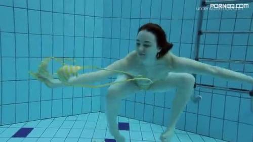 Brunette lady takes off her swimsuit while swimming underwater - new.porneq.com on pornlista.com