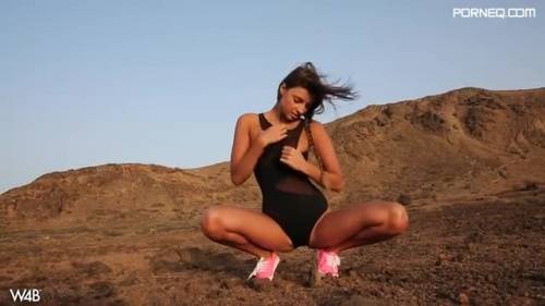 Stunning Maria Rya fingers her cooch in a rocky desert - new.porneq.com on pornlista.com