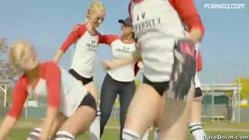 Football team girls are pleasuring hot lesbian group fuck in locker room - new.porneq.com on pornlista.com