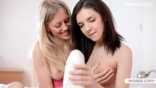 Penelope and Lorena have fun with a giant dildo - new.porneq.com on pornlista.com